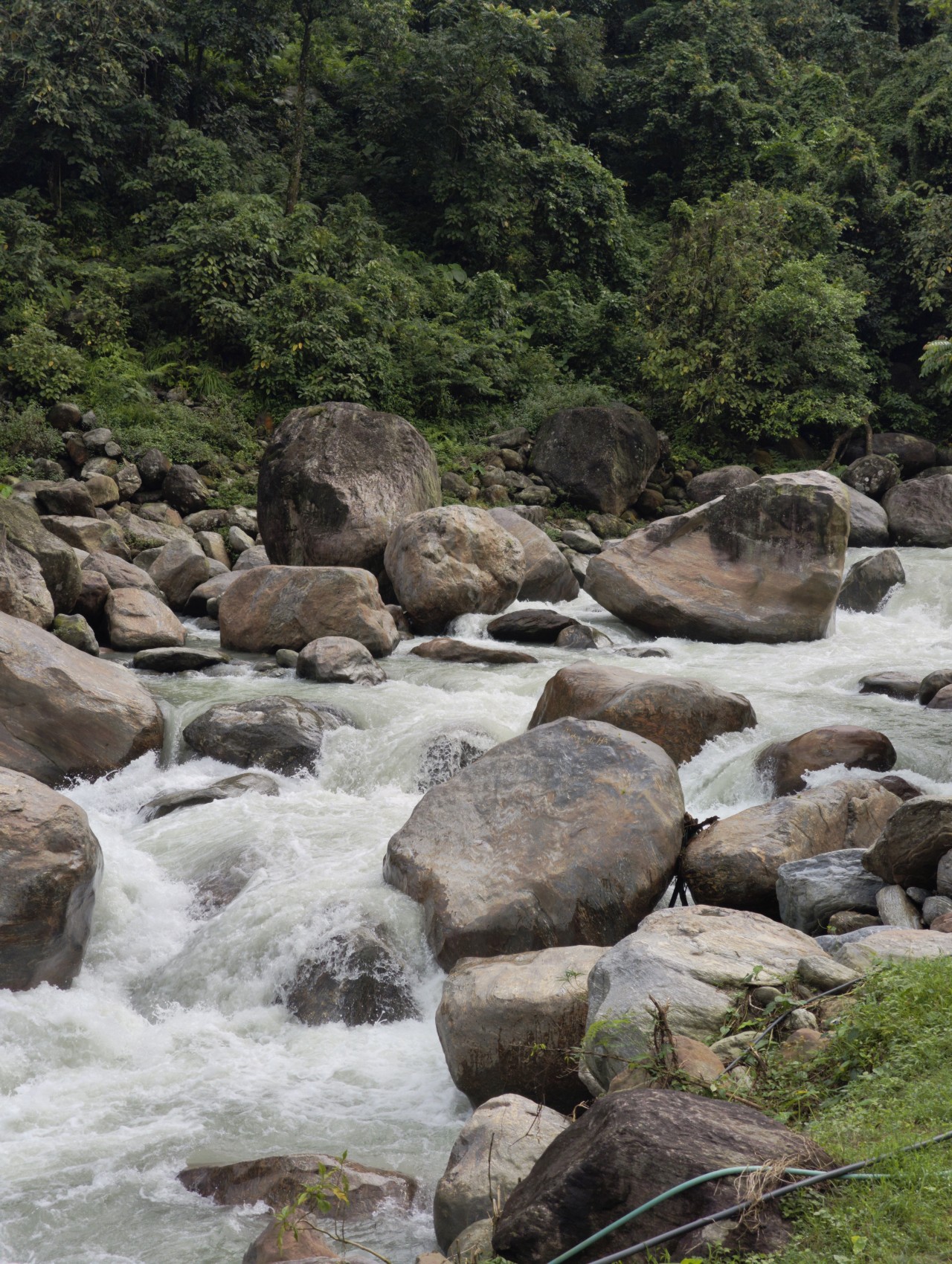 Free Landscapes photos. Murti river, Rocky island, India.