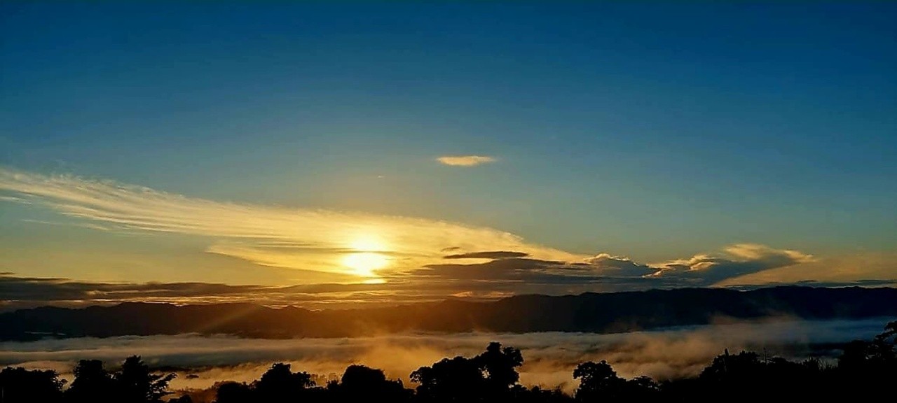 Free Skies photos. The beauty of sky and sun.