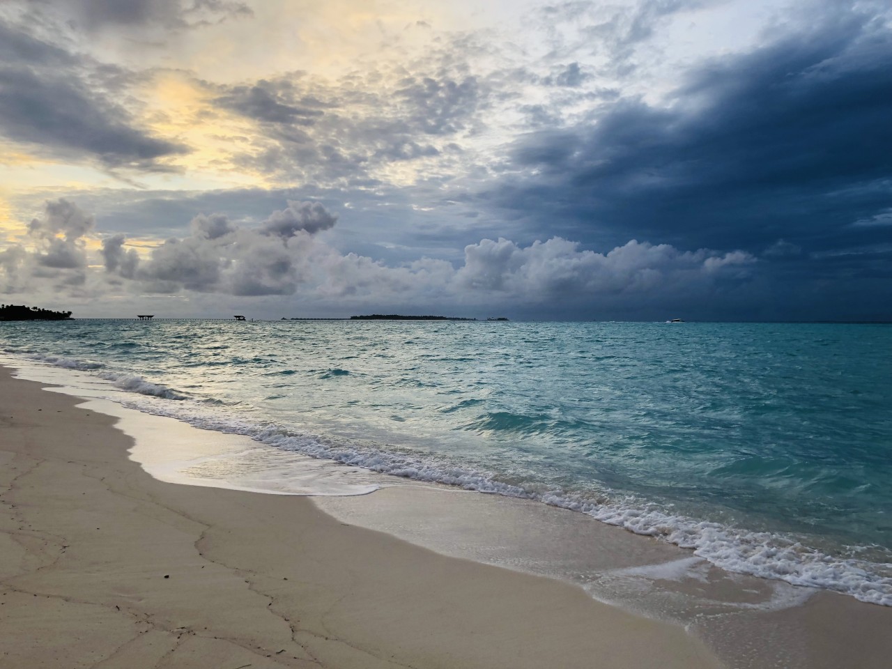 Free Seascapes photos. Two shades of sea.
