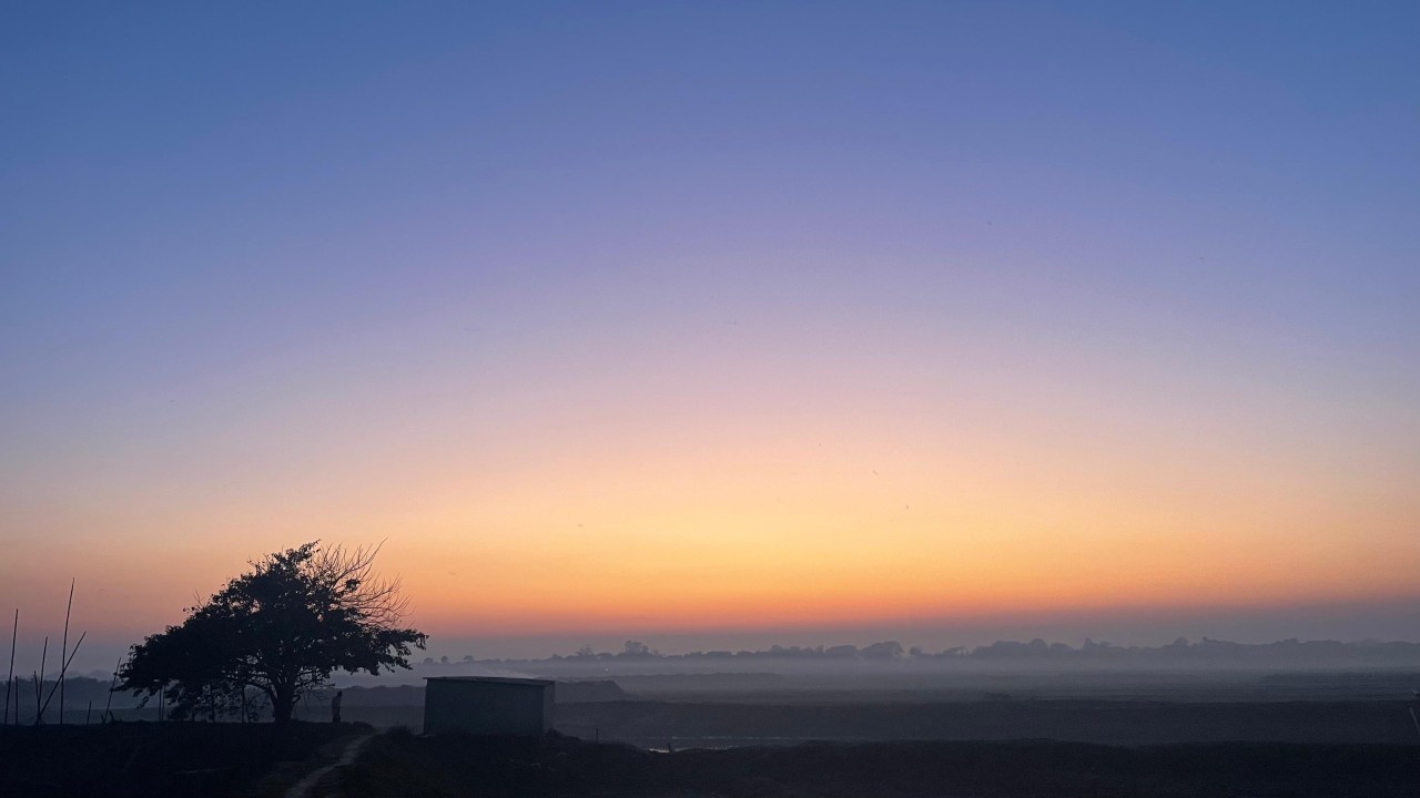 Free Skies photos. Village winter evening.