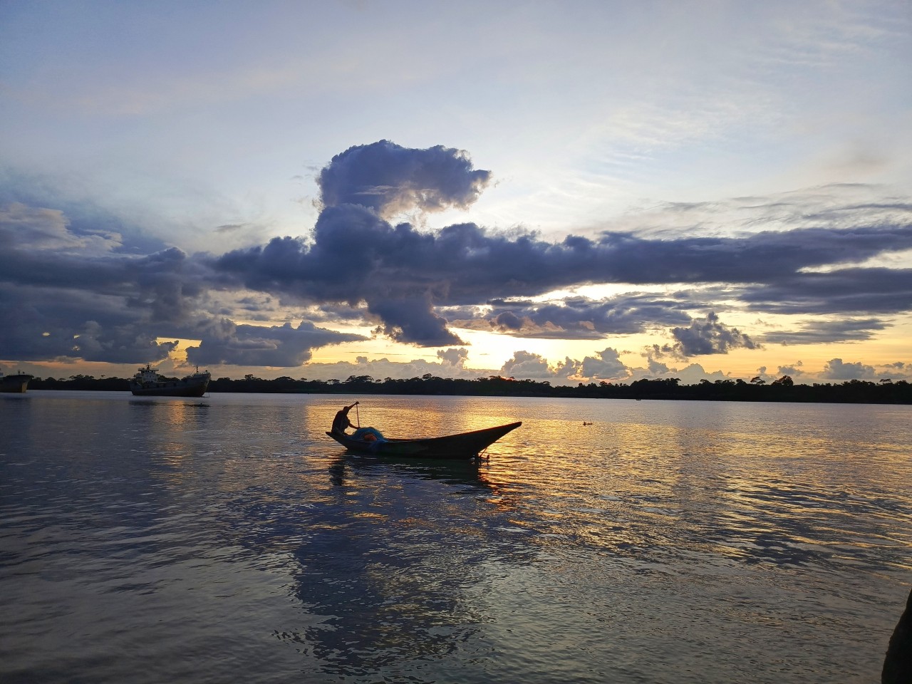 Free Seascapes photos. Fisherman in boat.