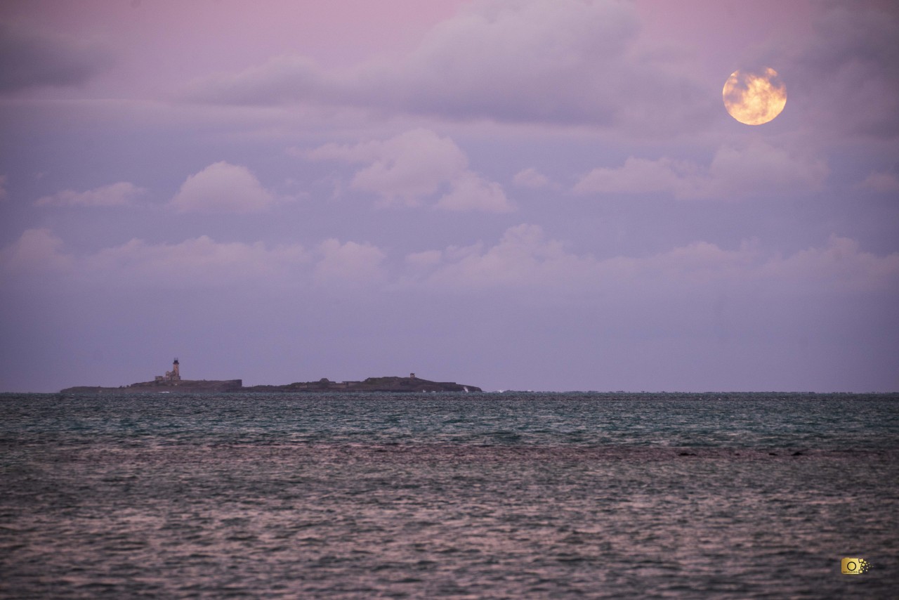 Free Seascapes photos. Harvest Moon Rise.
