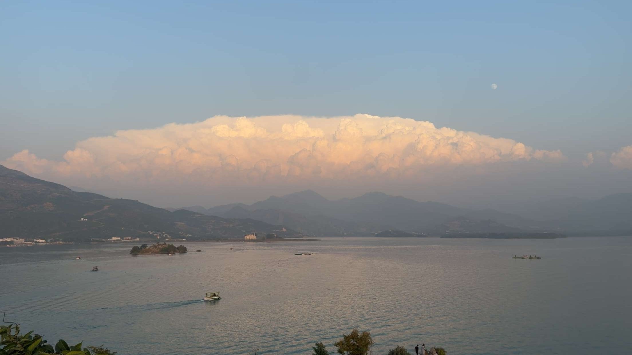 Free Skies photos. Clouds Over the Lake.